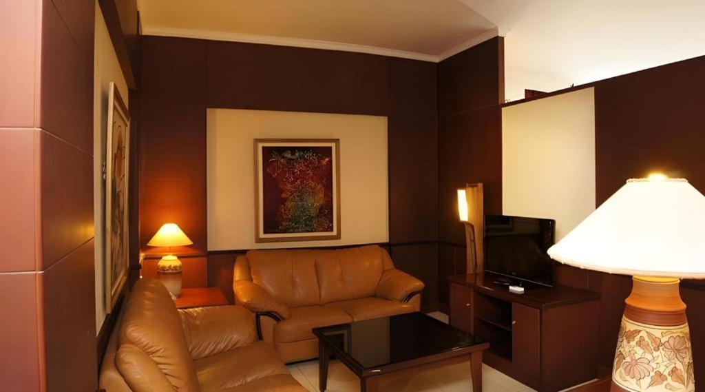 Karlita Hotel Tegal Kültér fotó