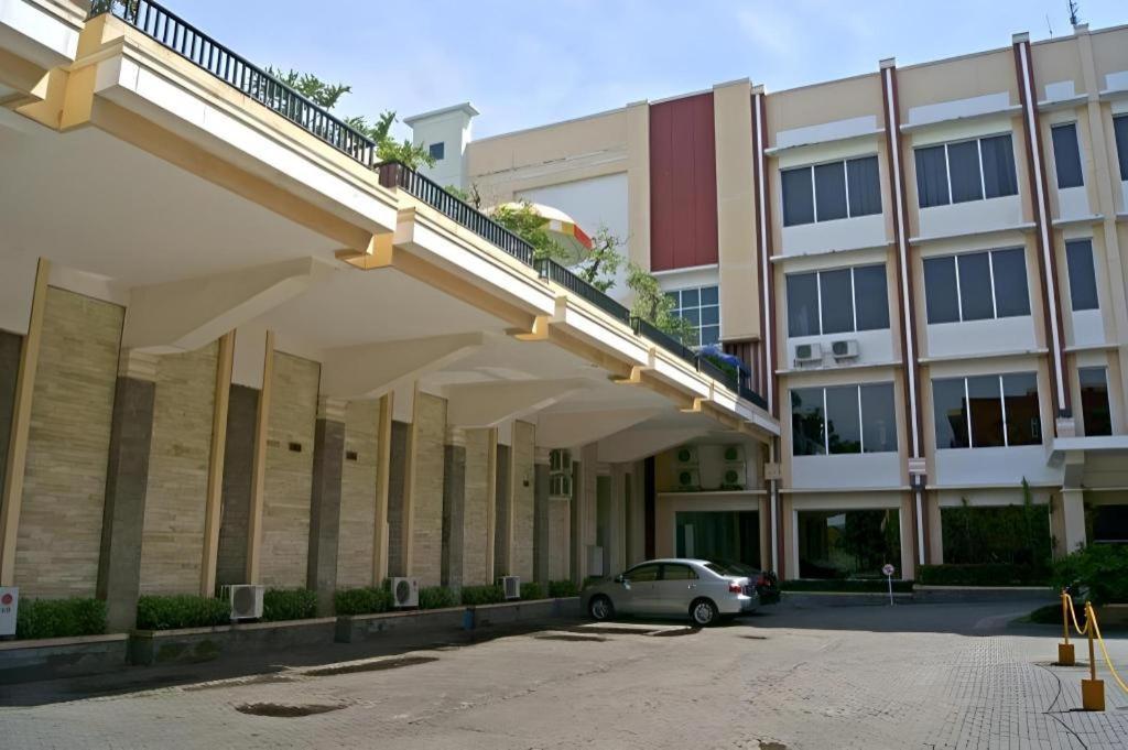 Karlita Hotel Tegal Kültér fotó