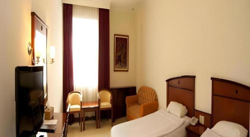 Karlita Hotel Tegal Kültér fotó