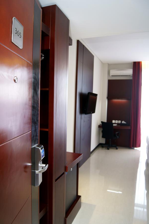 Karlita Hotel Tegal Kültér fotó