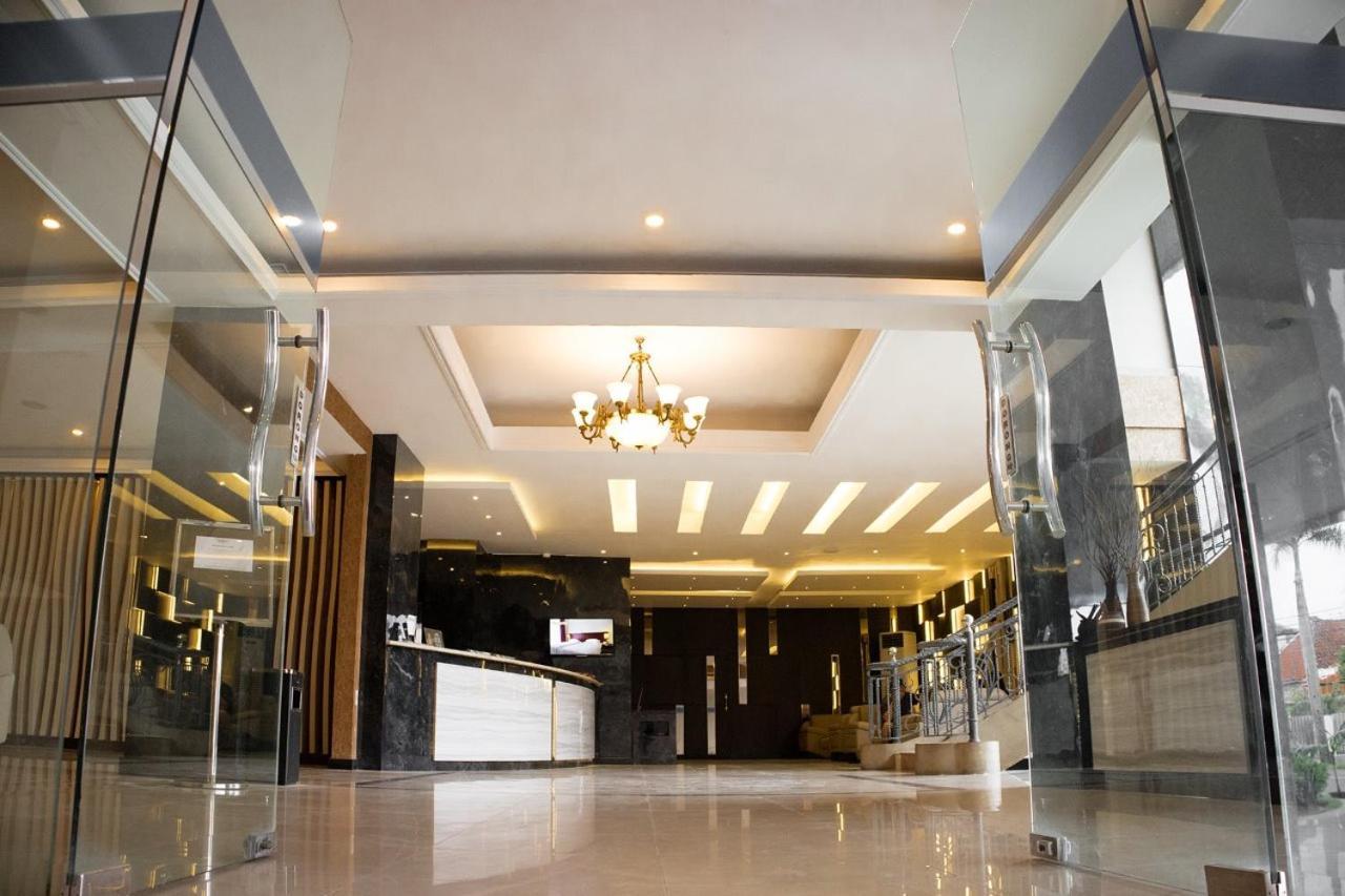 Karlita Hotel Tegal Kültér fotó